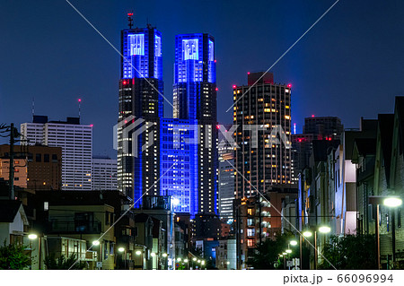 東京都庁 夜景 ブルーライトアップ 神田川 花見橋から 中野区 の写真素材