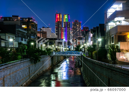 東京都庁 夜景 七色のライトアップ 神田川 花見橋から 中野区 の写真素材