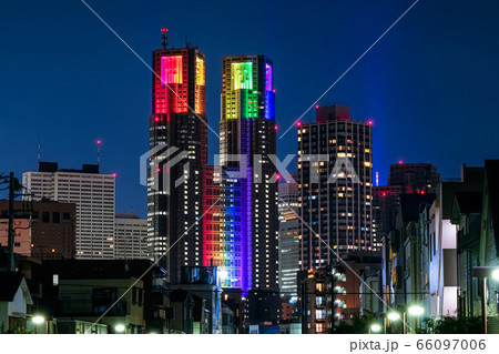 東京都庁 夜景 七色のライトアップ 神田川 花見橋から 中野区 の写真素材
