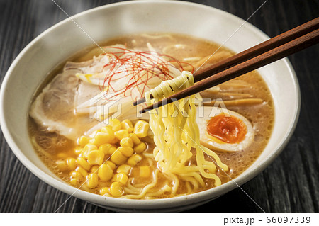 箸で麺を持ち上げた味噌コーンラーメン 66097339