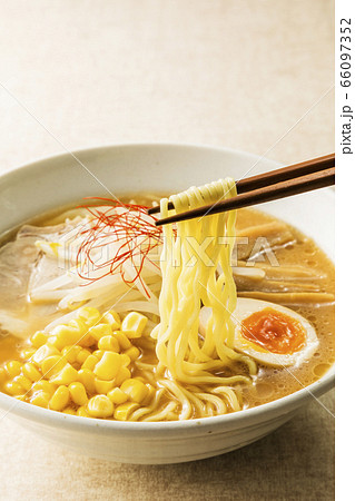 箸で麺を持ち上げた味噌コーンラーメン 箸で麺を持ち上げた味噌コーンラーメン 66097352