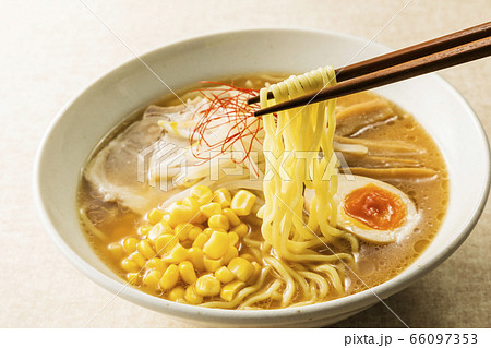 箸で麺を持ち上げた味噌コーンラーメン 66097353