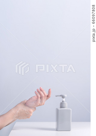 手洗 手洗い 手を洗う 66097808