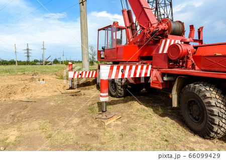 Installation of column for high-voltage 66099429