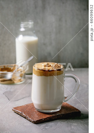 Dalgona frothy coffee 66099632