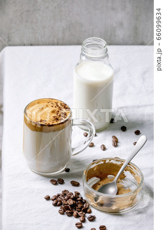 Dalgona frothy coffee 66099634