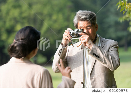 シニア夫婦の散歩 シニア夫婦の散歩 66100978