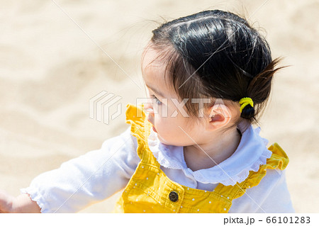 公園で遊ぶ可愛い女の子の写真素材