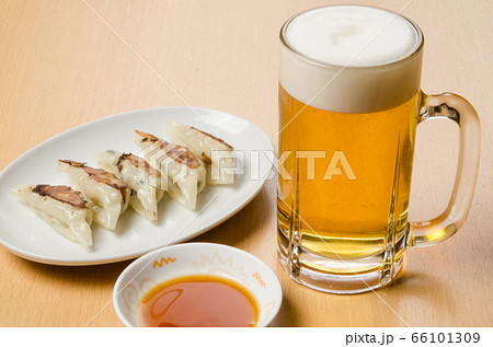 生ビールと焼き餃子 66101309