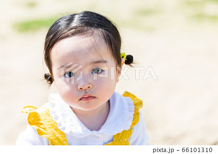 公園で遊ぶ可愛い女の子 66101310