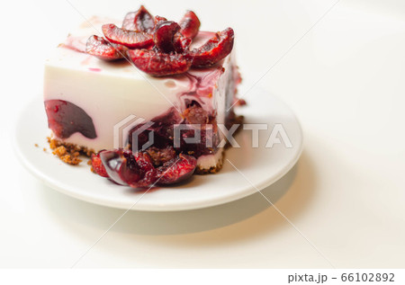 Japanese cheesecake with cherry sauce and fresh 66102892