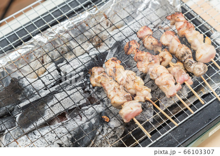 BBQで焼き鳥を焼く 66103307