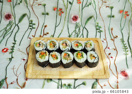 木のプレートに盛られたキムパプ（Gimbap on wooden plate) 66105843