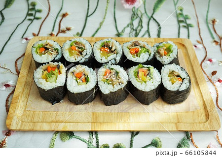 Gimbap on wooden plate (木のプレートに盛られたキムパプ) 66105844