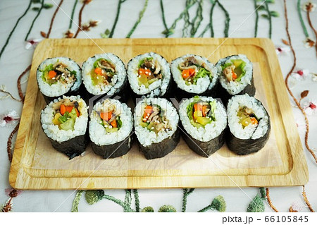 木のプレートに盛られたキムパプ(Gimbap on wooden plate) 木のプレートに盛られたキムパプ(Gimbap on wooden plate) 66105845