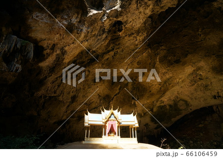 タイ王国フアヒン南部の観光地、プラヤーナコーン洞窟内にあるクーハーカルハット宮殿の風景 66106459