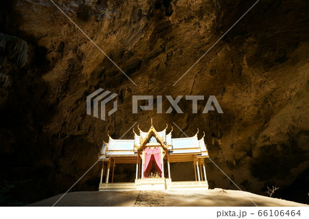 タイ国中部の観光地、プラヤーナコーン洞窟内にあるクーハーカルハット宮殿の風景 66106464