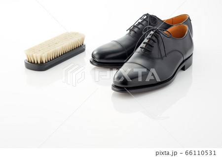 綺麗な革製の黒いビジネスシューズ 66110531