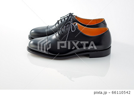 綺麗な革製の黒いビジネスシューズ 66110542