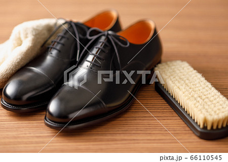 綺麗な革製の黒いビジネスシューズ 66110545