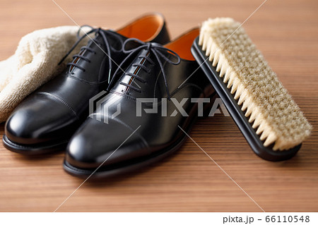 綺麗な革製の黒いビジネスシューズ 66110548