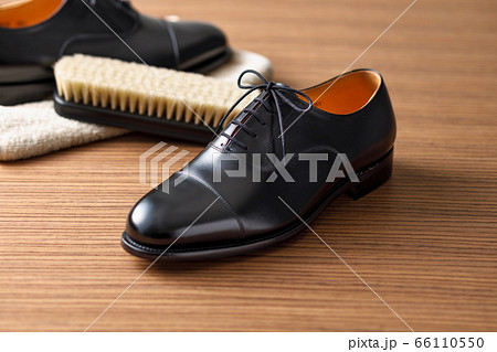 綺麗な革製の黒いビジネスシューズ 66110550