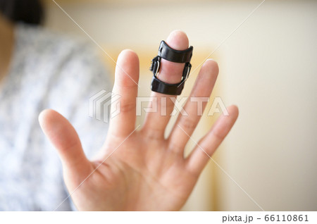 マレット変形の治療（バネ式固定装具） 66110861