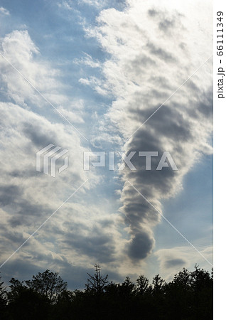 竜巻のように力強い雲（北海道） 66111349