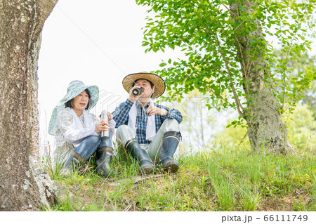 休憩する農家の夫婦 66111749