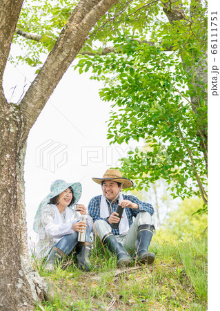 休憩する農家の夫婦 66111751