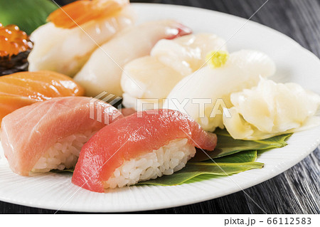 握り寿司の盛り合わせ 一人前 の写真素材