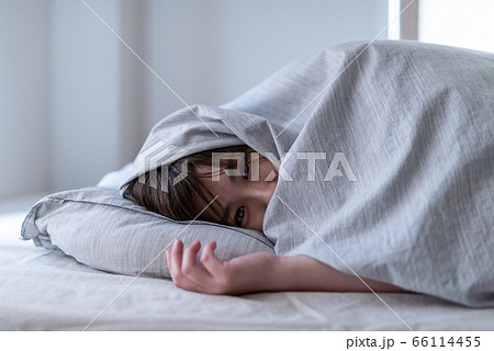 自宅のベッドルームにいる女性 66114455