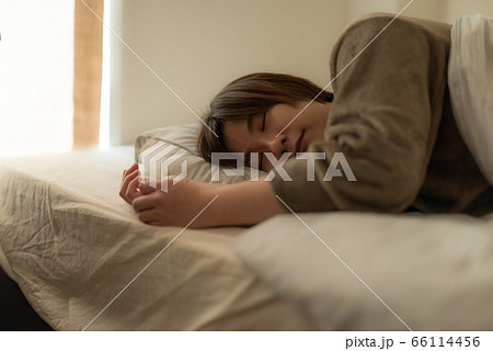 代女性の寝顔の写真素材