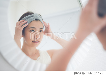 朝、鏡の前で準備をする女性 66114475