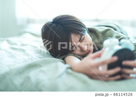朝寝坊した女性は眠たそうにしている 66114526