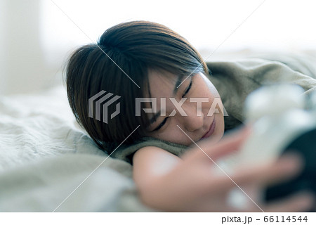 朝寝坊した女性は眠たそうにしている 66114544