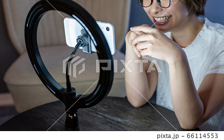 スマートフォンで動画配信をする女性 66114553