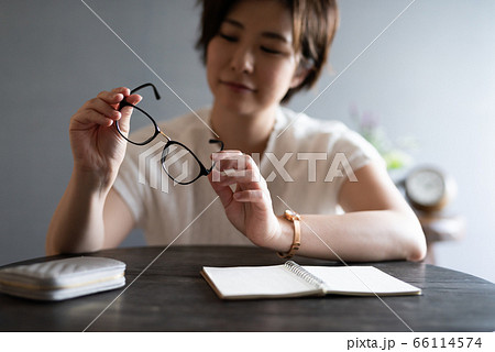眼鏡を装着する女性 66114574