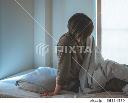 寝起きの20代女性 66114580