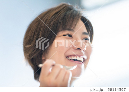 楽しそうに食事をする女性 楽しそうに食事をする女性 66114597