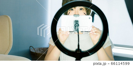 スマートフォンで動画配信をする女性 スマートフォンで動画配信をする女性 66114599