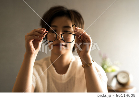 眼鏡を装着する女性 眼鏡を装着する女性 66114609