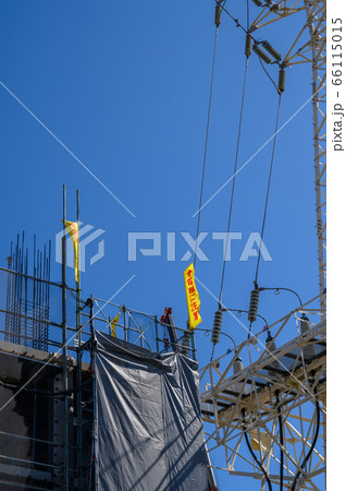 建築現場のクレーン 66115015