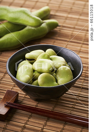 黒い小鉢に盛り付けた茹でそらまめ 黒い小鉢に盛り付けた茹でそらまめ 66115018
