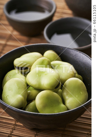 日本酒と茹でそらまめ 66115105