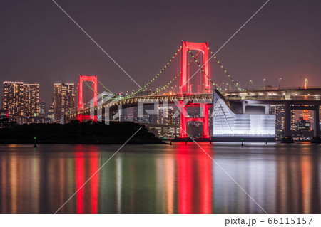 【新型コロナウィルス】東京アラートで赤くライトアップしたレインボーブリッジ 【新型コロナウィルス】東京アラートで赤くライトアップしたレインボーブリッジ 66115157