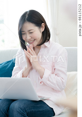 ミドル女性 パソコン リモートママ会 リビング ミドル女性 パソコン リモートママ会 リビング 66115212