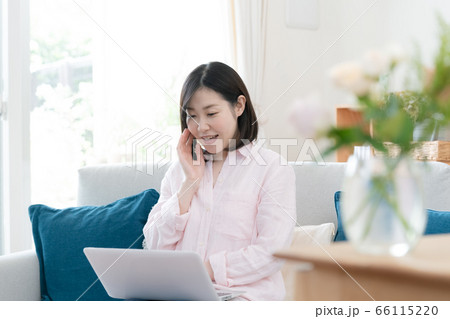 ミドル女性 パソコン リモートママ会 リビング ミドル女性 パソコン リモートママ会 リビング 66115220