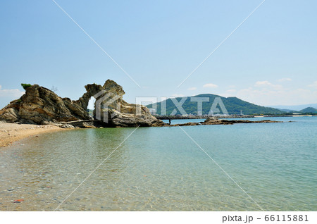 和歌浦の海　蓬莱岩と名草山 66115881