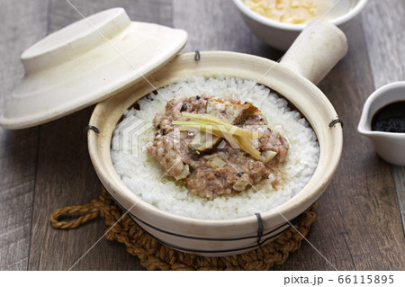 鹹魚蒸肉餅煲仔飯 鹹魚蒸肉餅煲仔飯 66115895